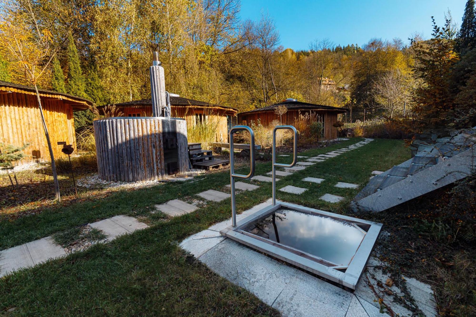 Glamp V Hluboke - Yurts And Wooden Houses Vsetín Exterior photo